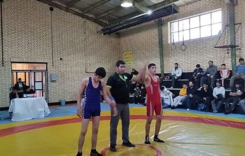 همزمان با دهه بصیرت محقق شد؛ برگزاری مسابقات سه جانبه کشتی در تویسرکان+تصاویر