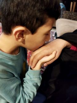 پویش دست‌بوسی و تکریم مقام مادر توسط فرشتگان زمینی در همدان