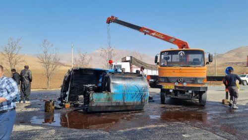 تصادف و واژگونی خودرو حامل بار قیر در نهاوند+تصاویر