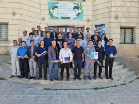 حرکت کارخانه سیمان نهاوند در جهت کسب موفقیت و افتخار است/ تقدیر از کارگران نمونه+ تصاویر