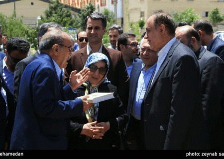 همدان باید تبدیل به قطب بهداشت و درمان شود