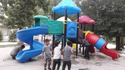 تجهیزات ورزشی پارکهای اسدآباد در حال نصب است