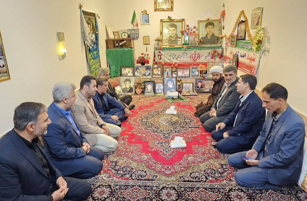 اهدای نشان سرو به خانواده دارای ۲ شهید در نهاوند