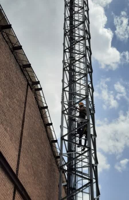 نجات تکنسین مخابرات از روی دکل ۵۰ متری