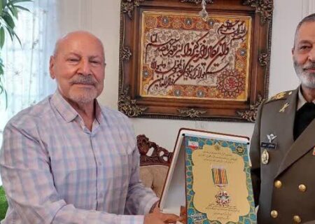 اهدای نشان فداکاری به امیر سرتیپ ابراهیم علی بخشی فرزند نهاوند