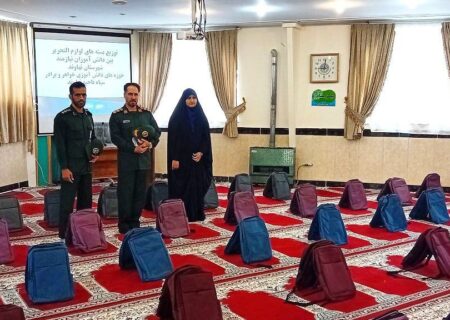 توزیع ۳۲۰ بسته لوازم‌التحریر در نهاوند