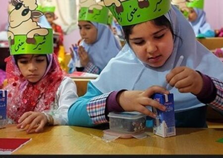 توزیع شیر رایگان بین دانش‌آموز در اسدآباد