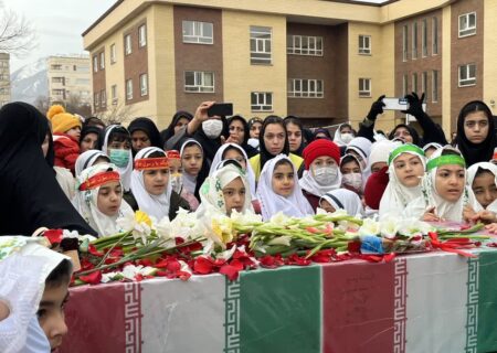 گل‌های سرخ، بر بام تاریخ و تمدن