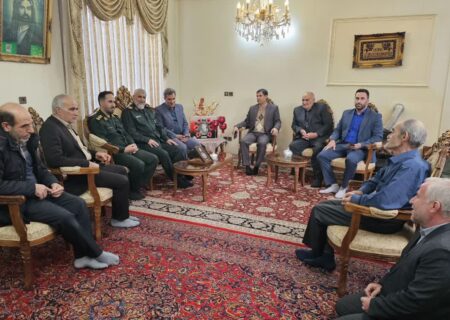 خانواده شهدا چشم‌وچراغ ملت هستند