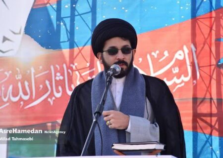 انسان‌های بصیر پای ولی‌فقیه خود ایستاده‌اند