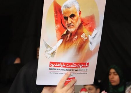 شهید سلیمانی قهرمان قلوب مردم