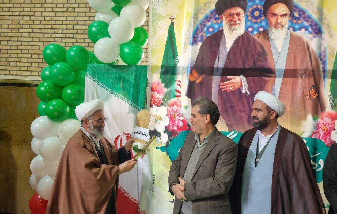 نواختن زنگ انقلاب در مدارس نهاوند+تصاویر