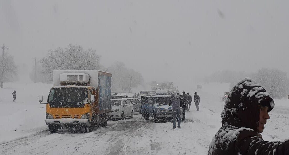 امدادرسانی به خودروهای گرفتار در گردنه گاماسیاب+تصاویر