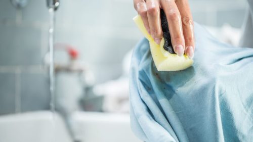 خطر استفاده از بنزین برای شستن لکه روغن