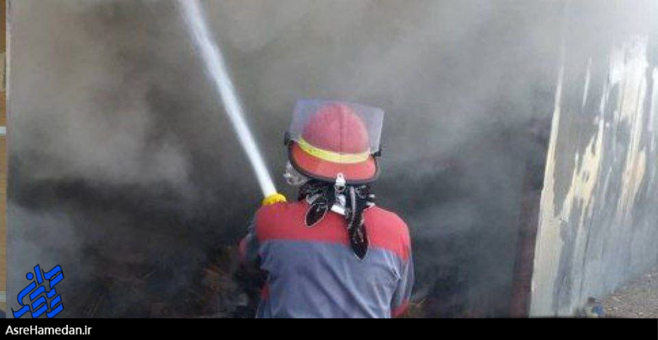 اتش سوزی انبار جارو در یکی از روستاهای نهاوند+ تصاویر