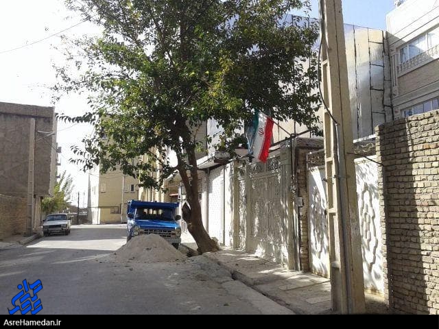 خودنمایی اقتدار و استکبارستیزی با نصب پرچم ایران بر سر درب خانه ای در اسدآباد