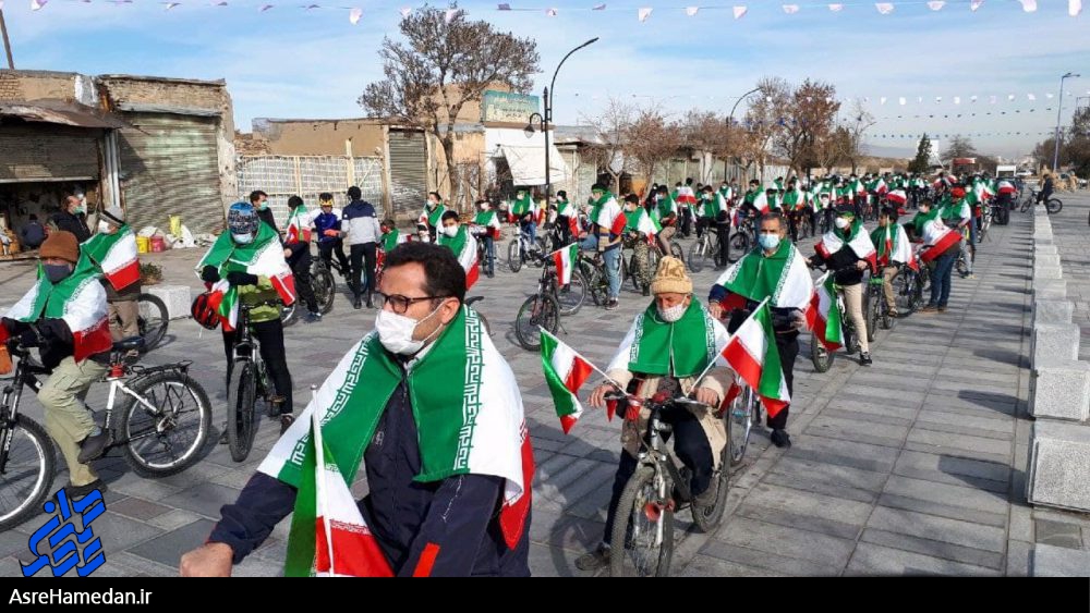 چرخش مواج پرچم سه رنگ کشورمان در دستان همدانی ها/انقلاب من تولدت مبارک+تصاویر