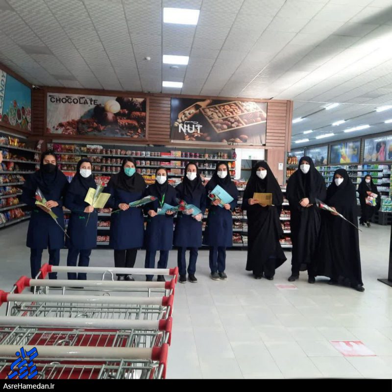 اهدای شاخه گل به بانوان شاغل در اصناف+تصاویر