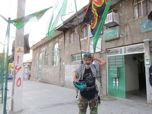 زائر تبریزی با بر دوش کشیدن ۳ علم عزای حسین(ع) شهر به شهر می‌رود تا به کربلا برسد
