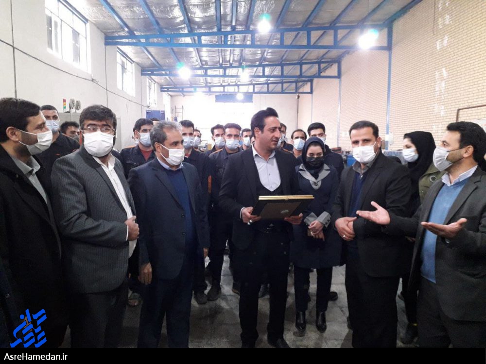 بازدید مدیرکل استاندارد د و فرماندار نهاوند از واحدهای تولیدی/ اعطای پروانه کاربرد نشان استاندارد د به یک واحد تولیدی در نهاوند
