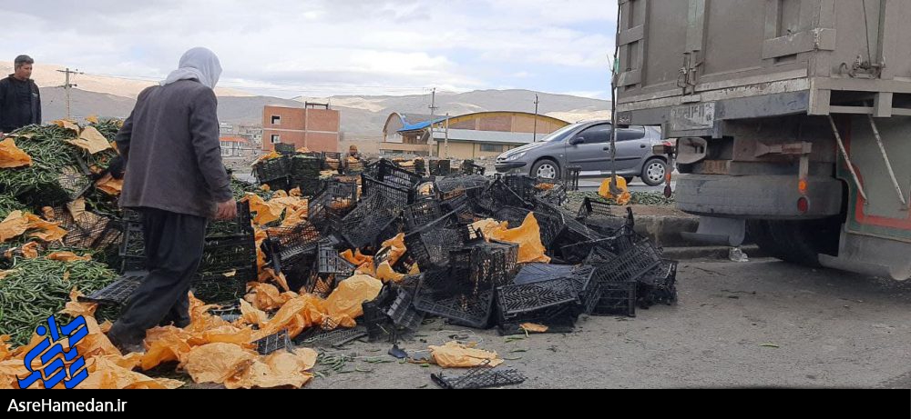 واژگونی کامیون حامل بار فلفل و کار خوب شهروندان نهاوند+تصاویر