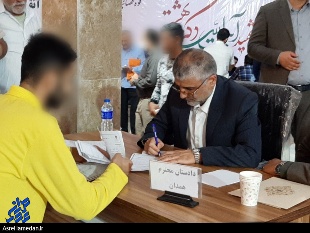 گپ و گفت دوستانه دادستان همدان با زندانیان/ مجازات های جایگزین حبس فرصتی برای بازگشت محکوم علیه به زندگی+ تصاویر
