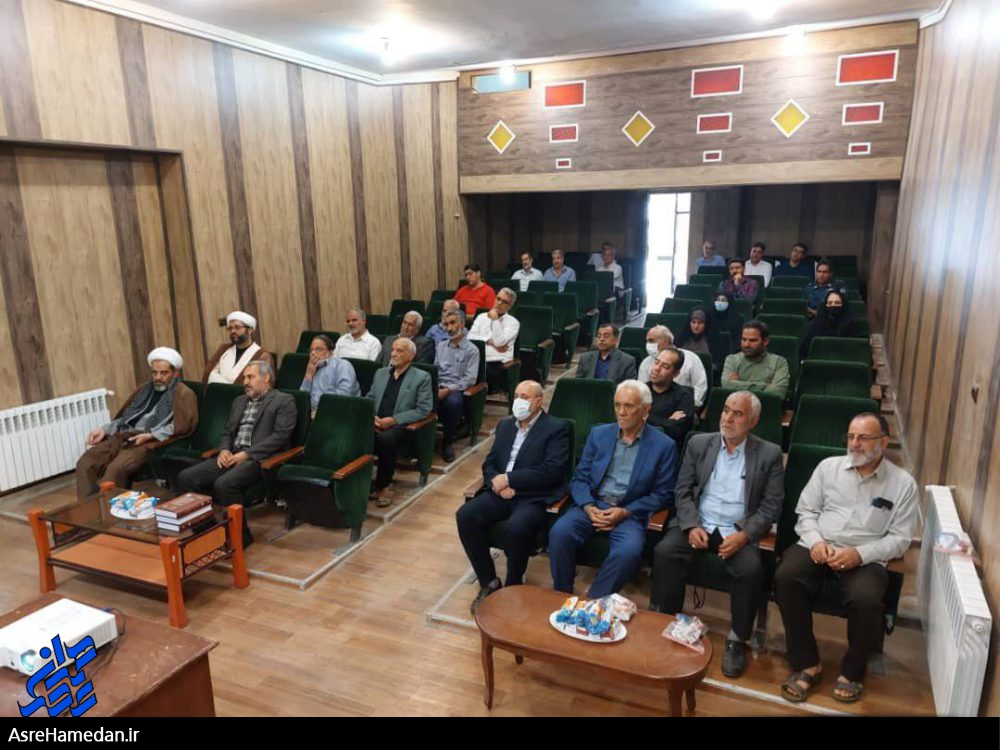 برپایی محفل ادبی شعر و خاطره گویی به مناسبت گرامیداشت هفته دفاع مقدس در نهاوند