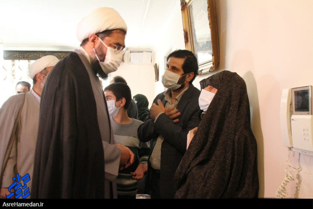 حضور نماینده ولی فقیه و جمعی از مسئولان، در منزل اولین شهید مدافع سلامت استان همدان