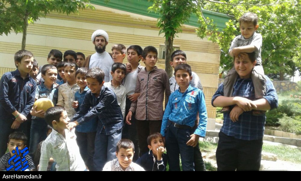 طلبه جوانی که افتخارش جذب جوانان مهاجرانی به دین است