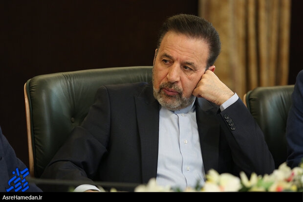 ناهماهنگی ۷ سخنگوی دولت اطلاعات محرمانه را افشا می کند/ سخنان واعظی نشان داد دولت در افزایش نرخ ارز دست دارد/ کلیپ سخنان واعظی در فضای مجازی رسانه بدون شرح است/ دولتی که ۷ سخنگو دارد در نهایت اطلاعات را افشا می کند