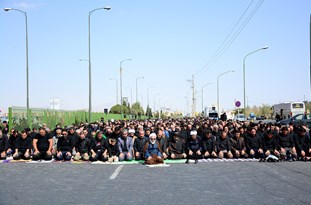 اقامه نماز ظهر عاشورا در پیاده‌راه میدان امام(ره) همدان